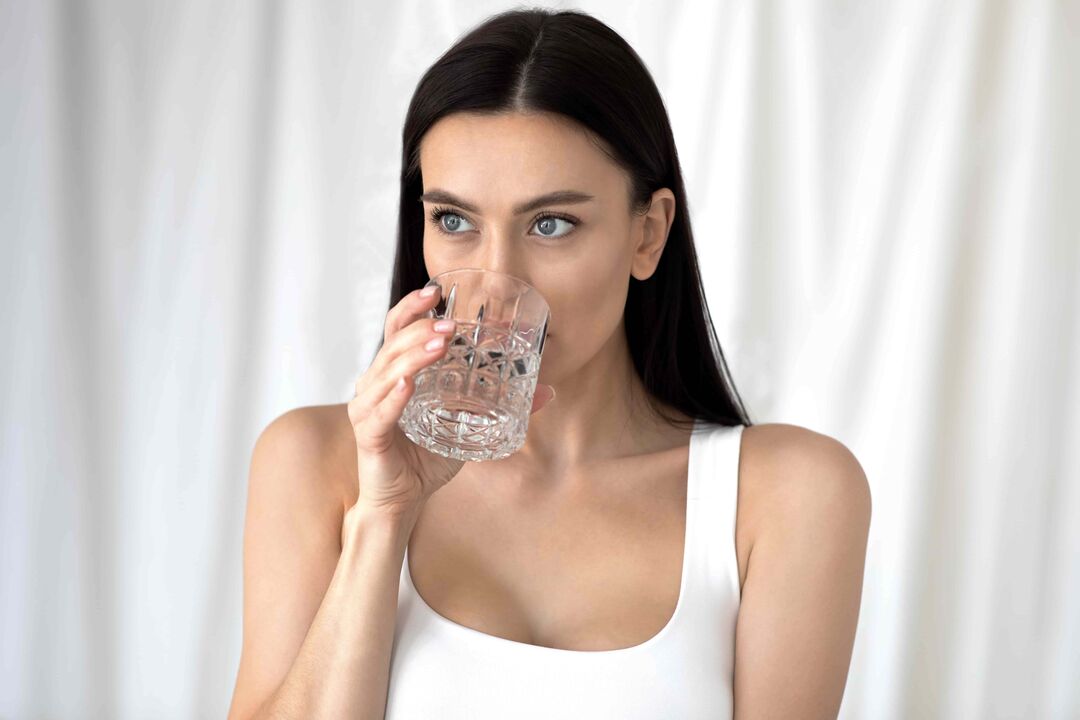 Mädchen trinkt Wasser, um mit der richtigen Ernährung abzunehmen